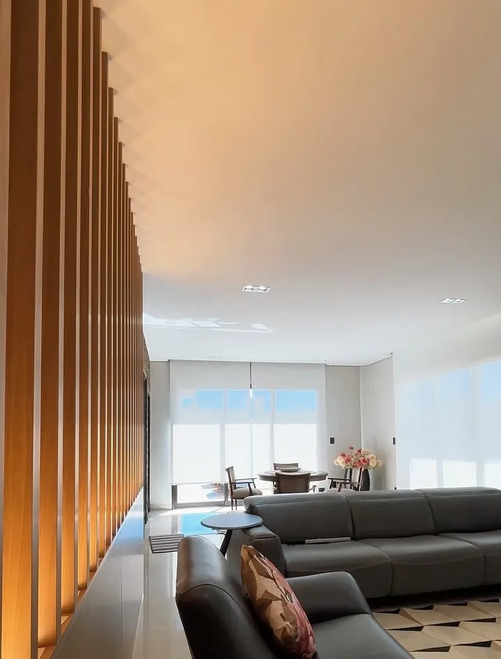 Sala ampla com cortinas automatizadas instaladas pela CORA
