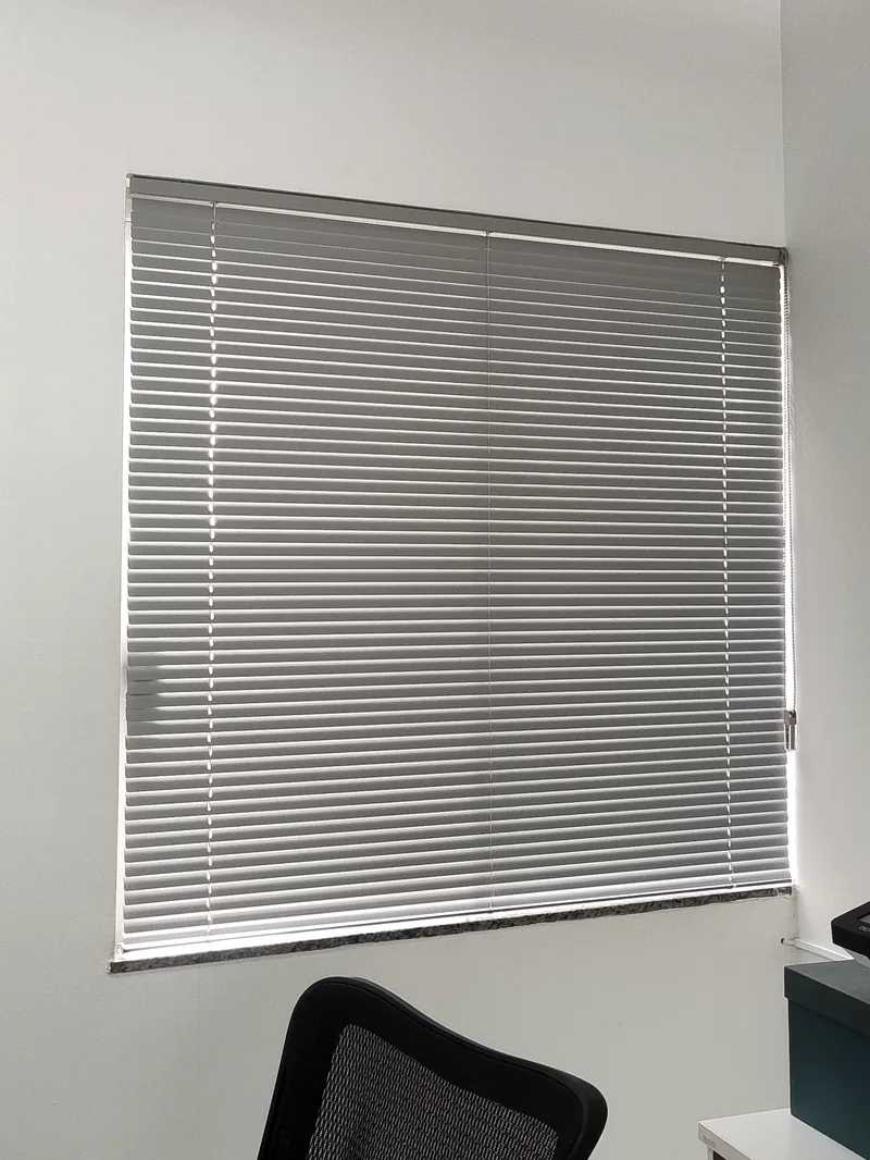 Persiana horizontal instalada na janela de um escritório