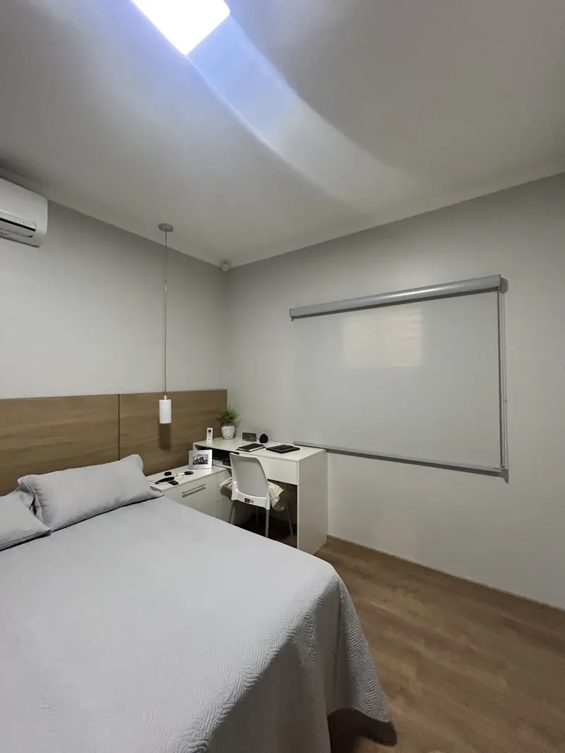 Cortina rolô com bandô instalada em quarto